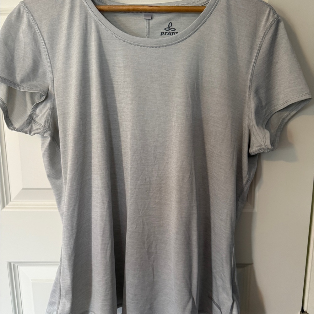 EUC women’s Prana Gray Fitted Short Sleeve T-Shirt